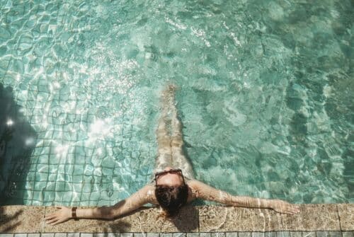 Créez une ambiance de convivialité en aménageant un espace détente autour de votre piscine