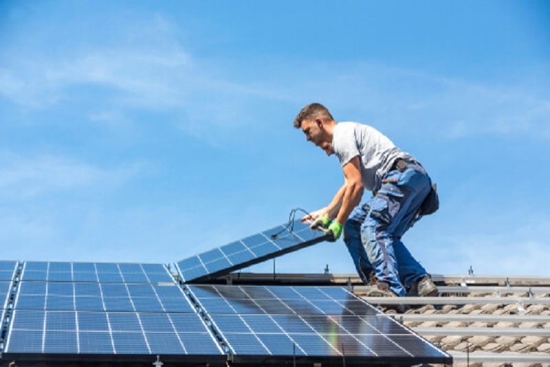 Autoconsommation électrique : avantages des panneaux solaires en pleine terre