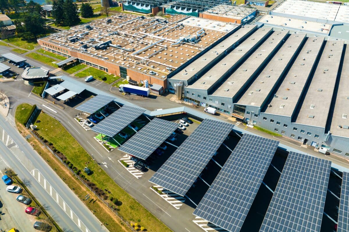 Le carport solaire : une solution polyvalente et écologique pour protéger vos véhicules