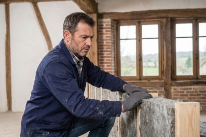 Ouvrier isolant dans une maison ancienne près de ChâteauThierry