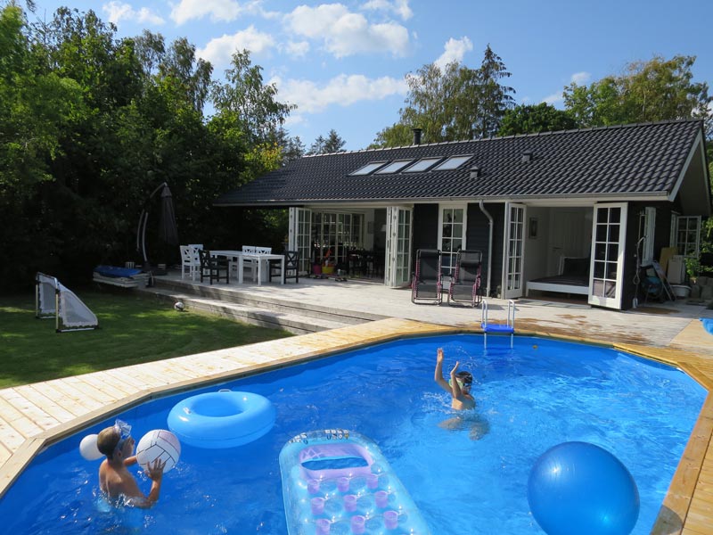 Comment faire une terrasse en béton autour d’une piscine ?