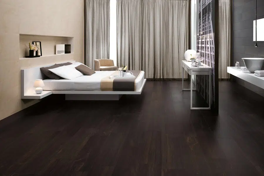 Parquet foncé : quelle déco pour le mettre en valeur ?