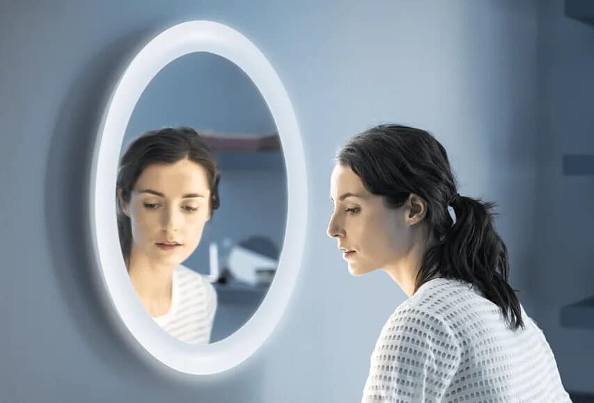 Comment accrocher un miroir en l’inclinant ?